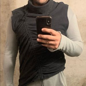 Sleeveless hoodie with adjustable drawstring